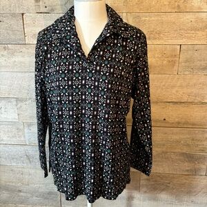 🛍️3/$30 Nice Fashion women’s button‎ up patterned blouse in size 3